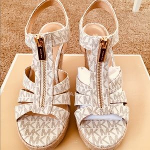 RECENTLY SOLD!! 📦Michael Kors Berkeley Wedge 6.5M